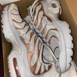 white and rose gold air max plus